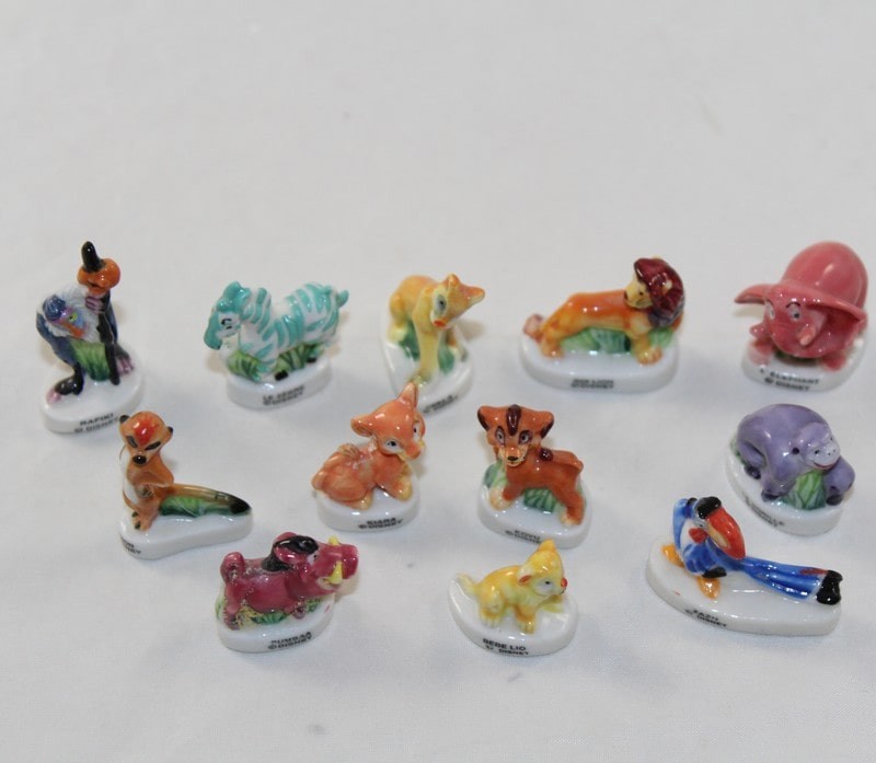 Disney - Cadre collector de 12 fèves Disney en porcelaine